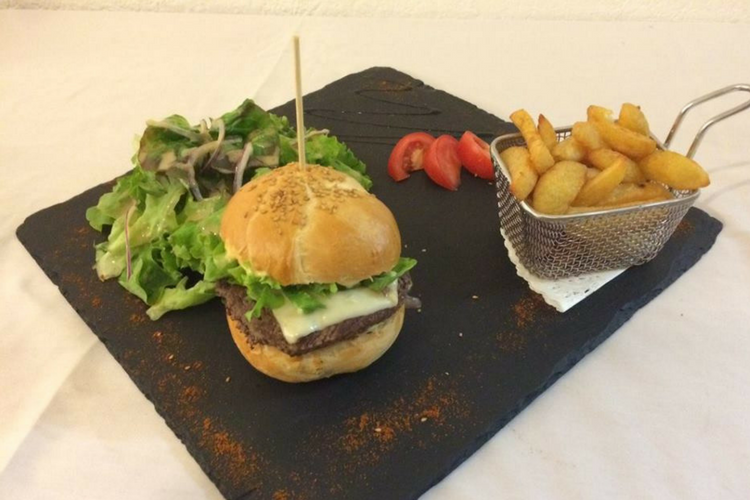 Découvrez le Burger Maison de notre Chef, au Restaurant de l'Hôtel Le Terminus à Sénas, 2 étoiles